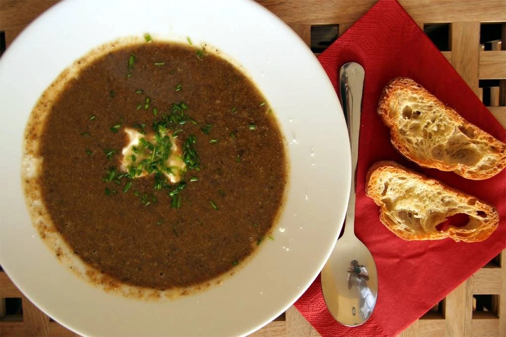 Aromatyczna zupa čorba z dodatkiem chrupiących grzanek.