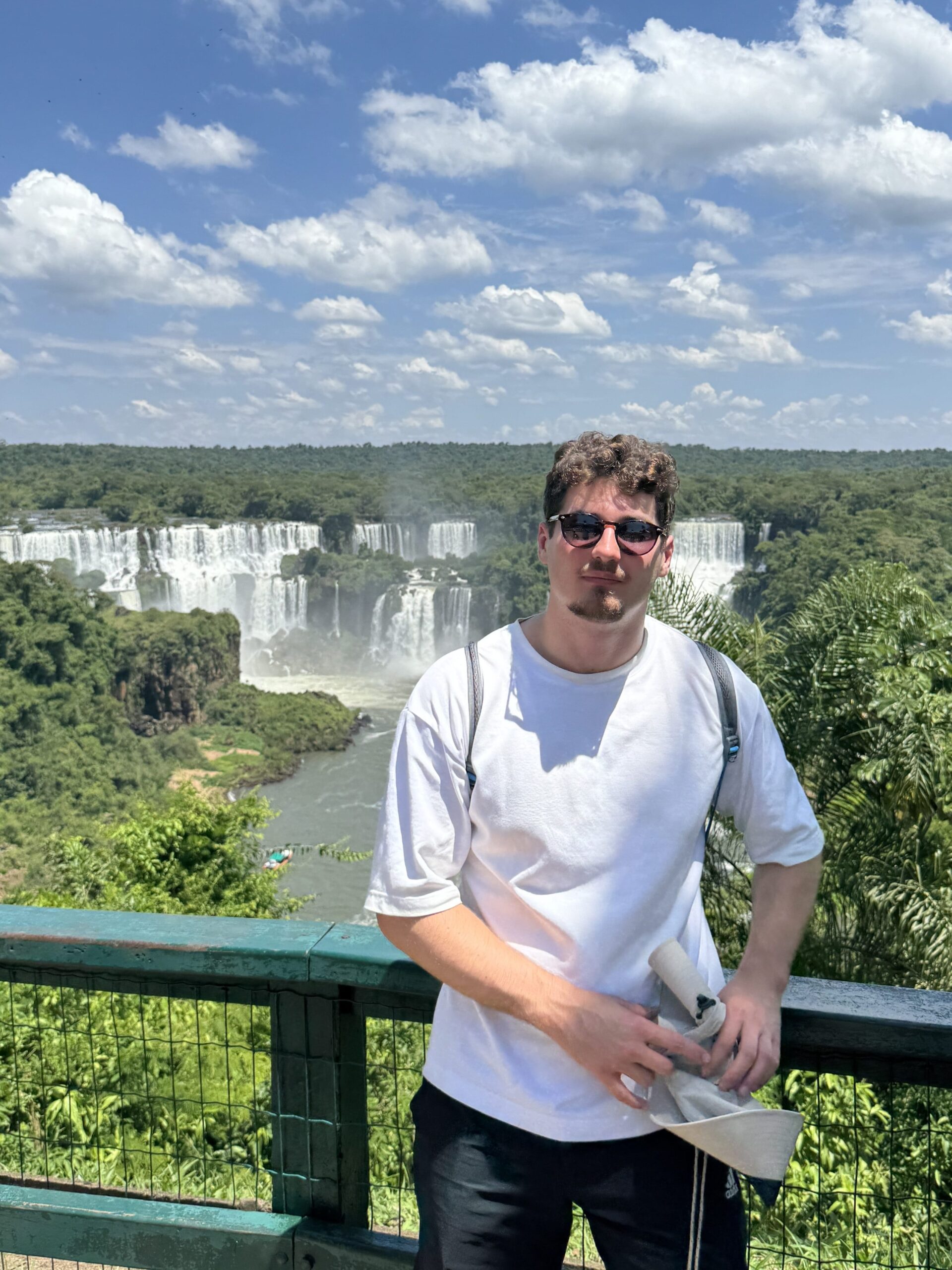 Dominik Stelmach autor bloga domstel na tle wodospadów Igazu.