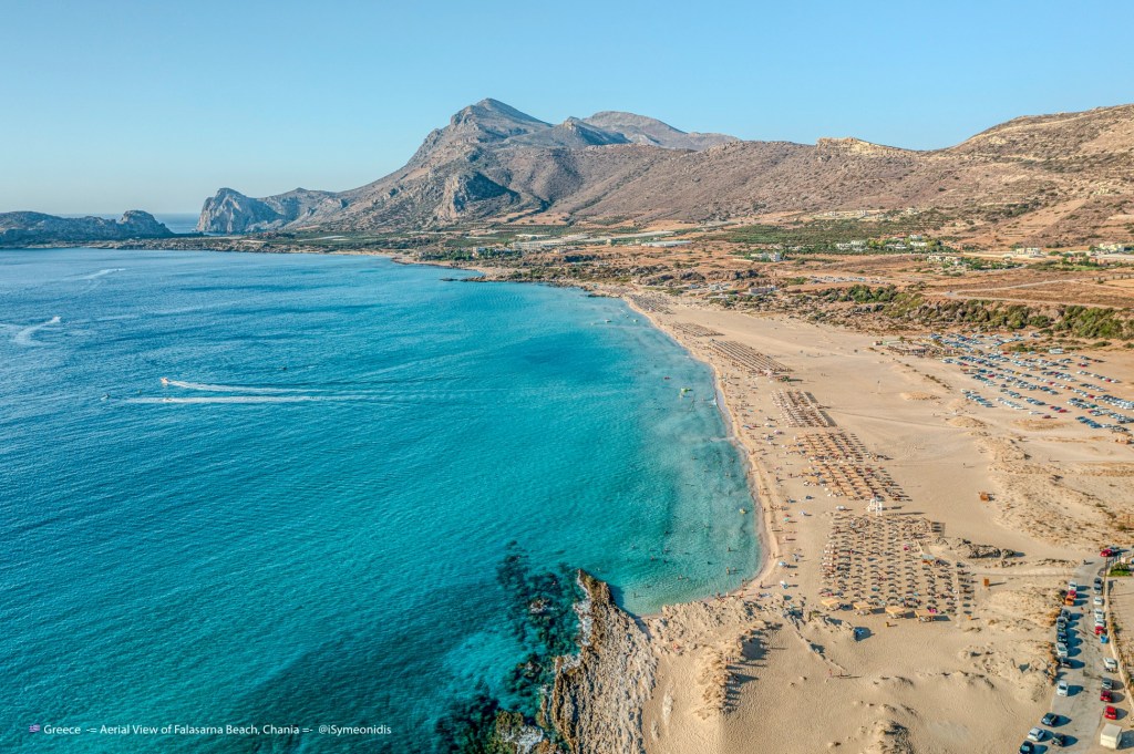 Rozległa plaża Falasarna z widoczną górą na końcu, popularne miejsce wypoczynku na zachodniej Krecie.