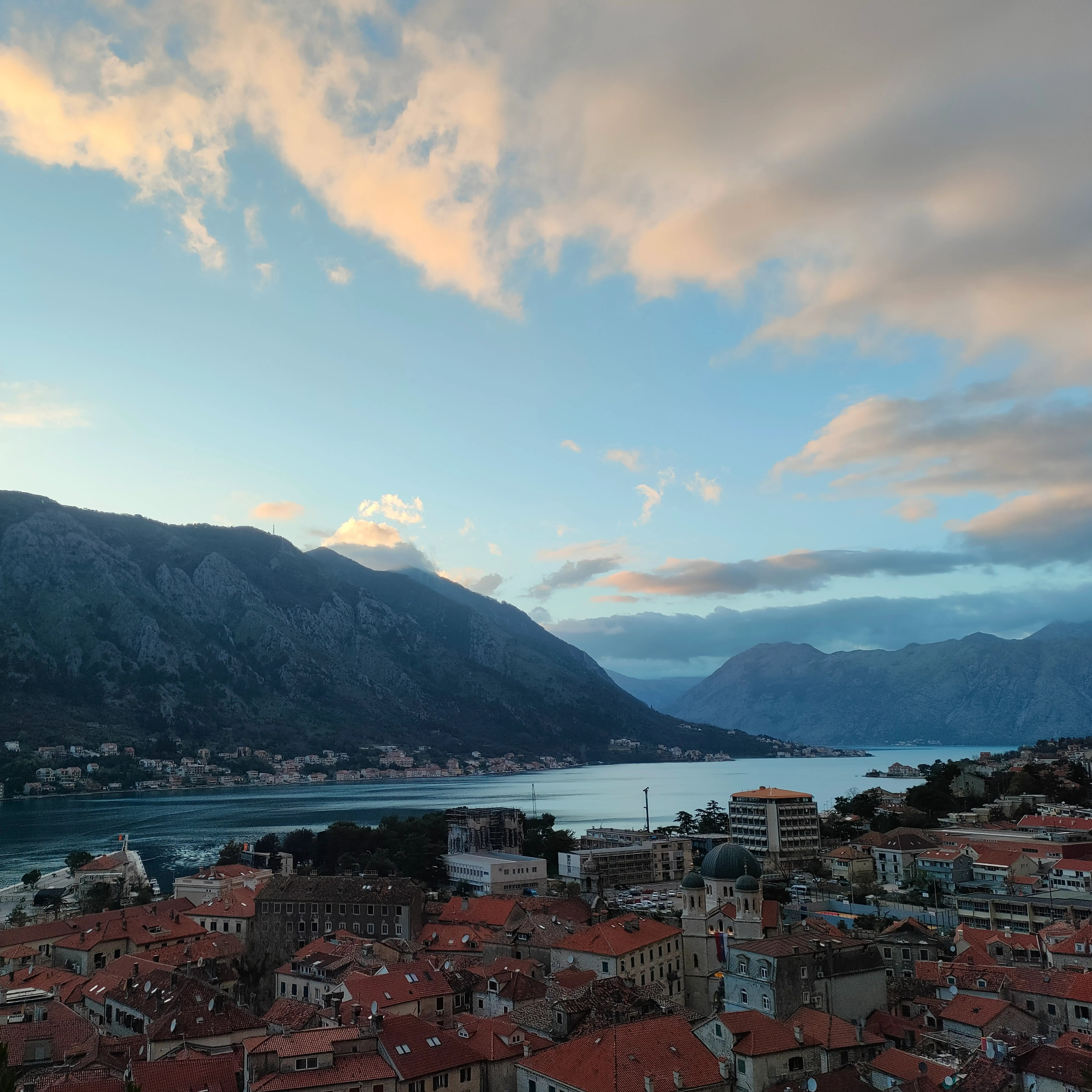 Widok na fiord w Kotorze i miasto tuż po zachodzie słońca.