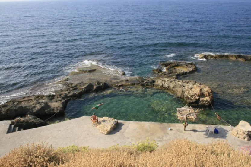 Kamienista plaża Halepa w Chanii z charakterystycznymi formacjami skalnymi, spokojne miejsce nad morzem.