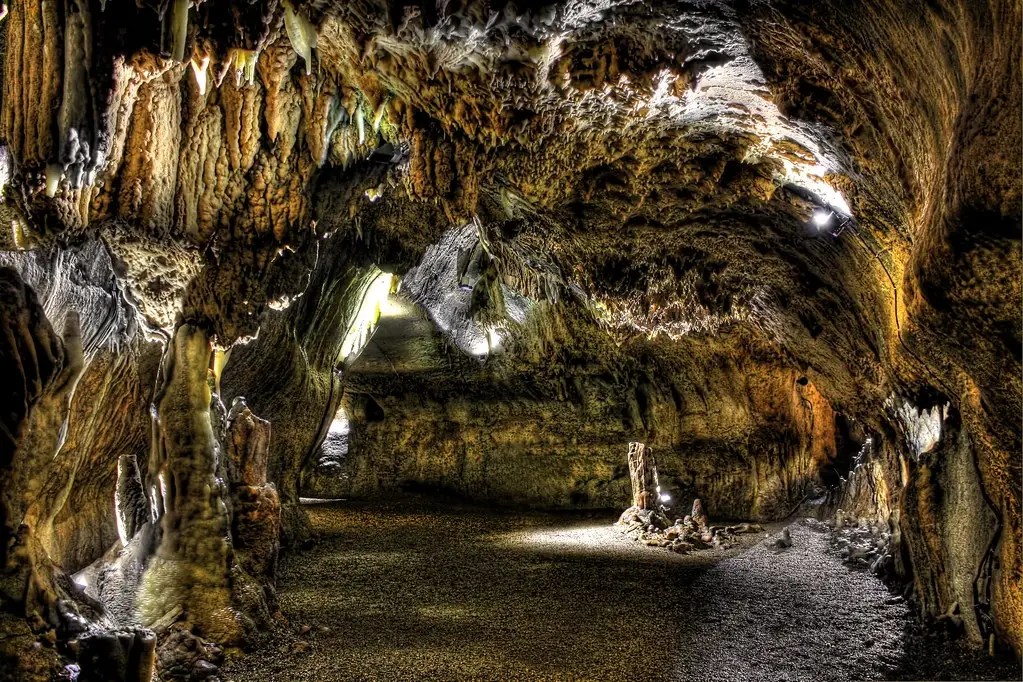 Podświetlone wnętrze jaskini Lipa z widocznymi unikalnymi formacjami skalnymi, ukazujące naturalne piękno i tajemniczość podziemnego świata.