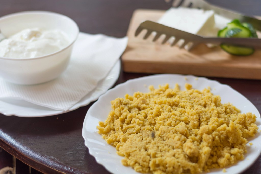 Kačamak – tradycyjna bałkańska polenta podana z kajmakiem w miseczce.