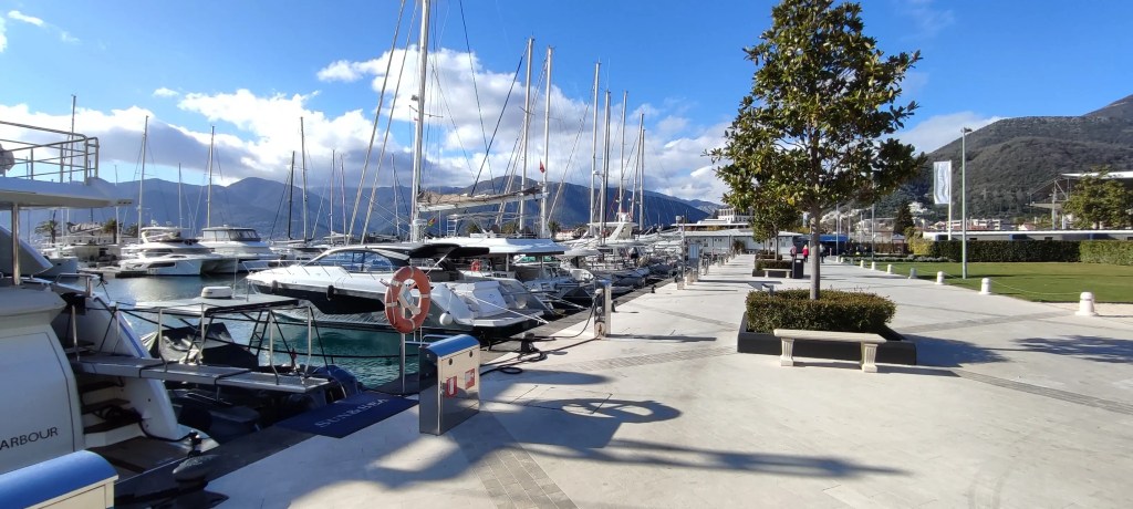 Ekskluzywne jachty cumujące w porcie Porto Montenegro, symbol luksusu nad Adriatykiem.