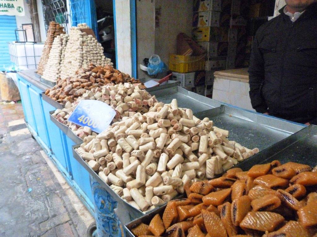 Stragan z bogatym wyborem tradycyjnych tunezyjskich ciastek.
